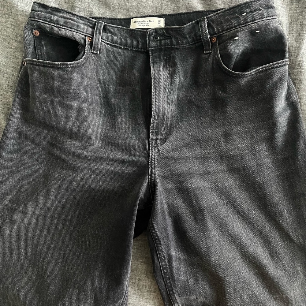 Abercrombie Ultra High Rise 90s Straight Jean in Black Denim